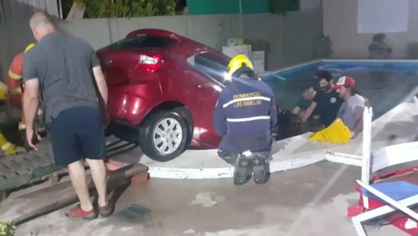 Quiso guardar el auto en la cochera... ¡y lo metió en la pileta!