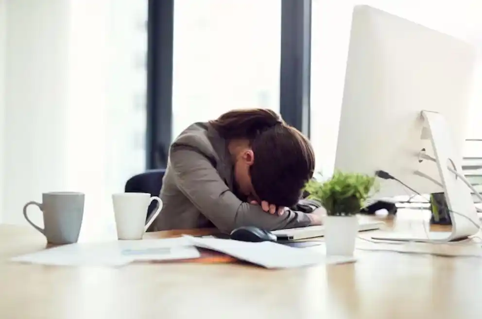 En la era del multitasking y la competencia, aumenta el riesgo de aislamiento, depresión y burnout entre las personas