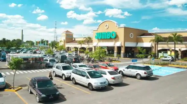Pilar: Detienen a delincuentes que robaban autos en el playón del Jumbo