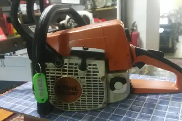 En un camino rural, encontraron dos motosierras abandonadas en una bolsa