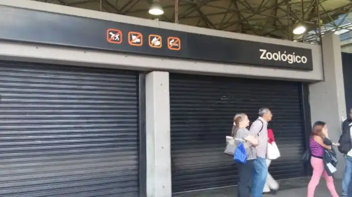 Localizan cadáver de un hombre con traumatismo en la cabeza en la estación del Metro Zoológico