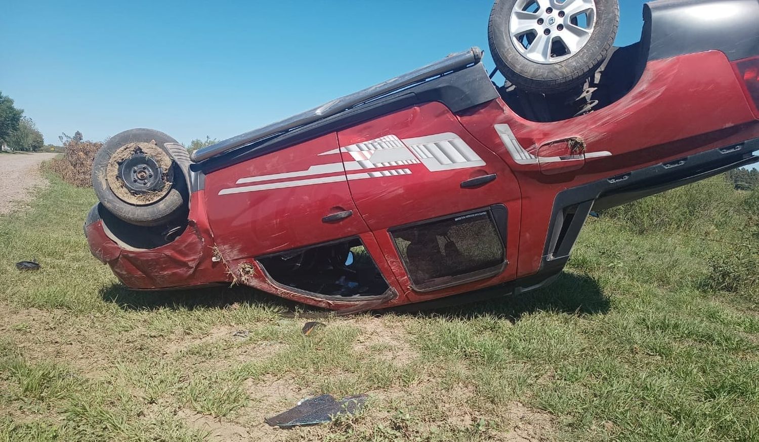 Relato salvaje: quiso cobrar una deuda a las piñas, volcó con su camioneta e intentó arrebatarle el arma a un policía