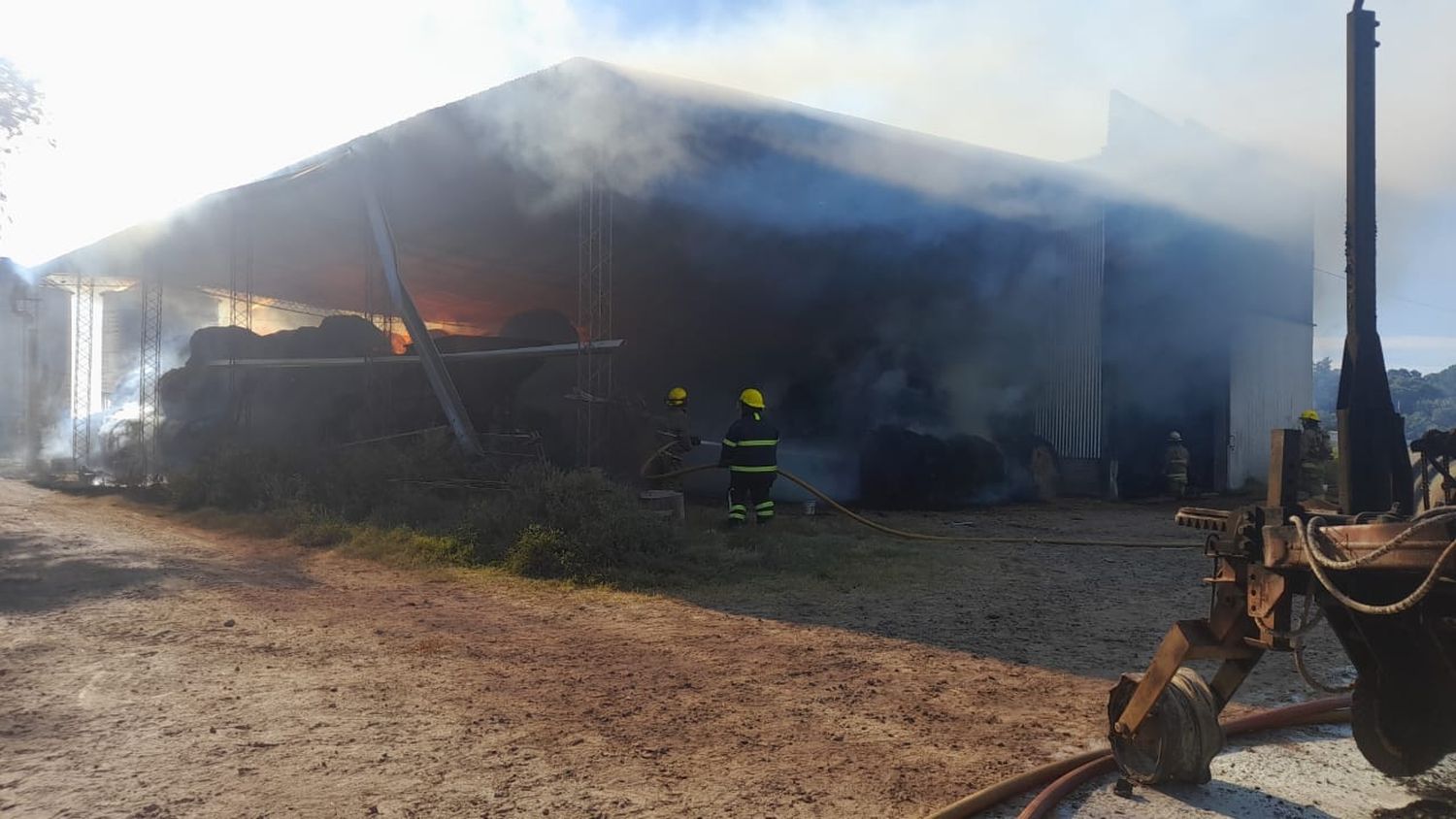 Voraz incendio en un galpón con maquinarias agrícolas