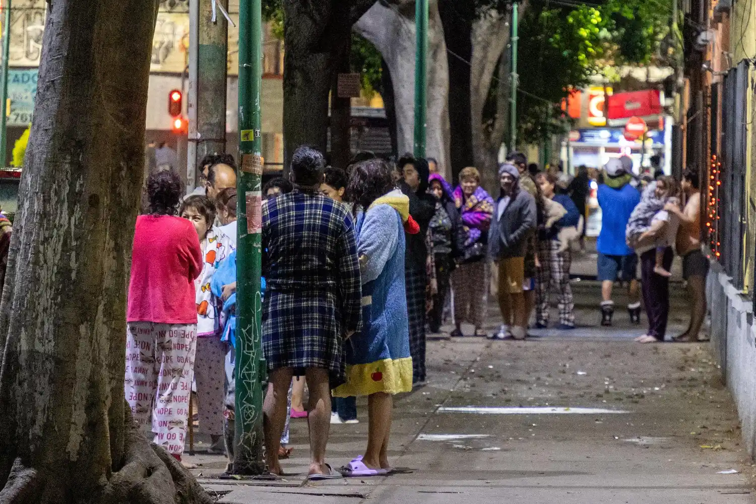 La gente tuvo que salir de su casa a la madrugada.