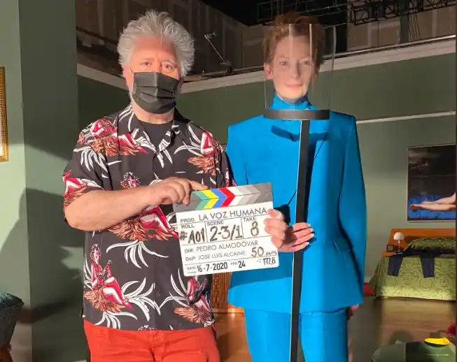 Pedro Almódovar, con barbijo, comenzó el rodaje de su nuevo filme “La voz humana”
