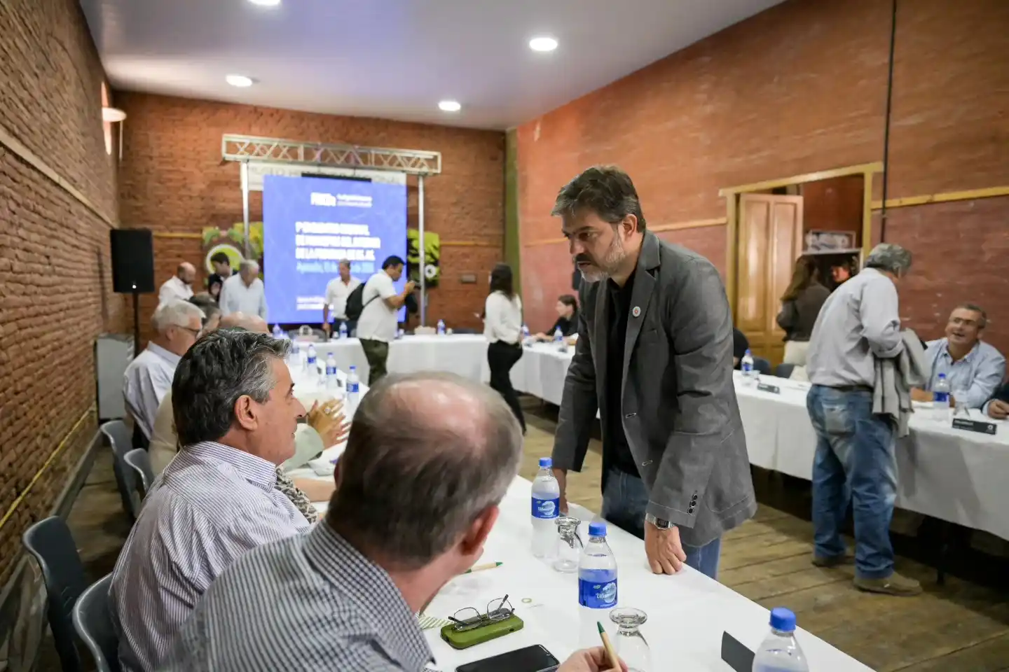 “Necesitamos generar espacios para pensar juntos el desarrollo de nuestras comunidades”, afirmó Gastón en el foro regional de intendentes