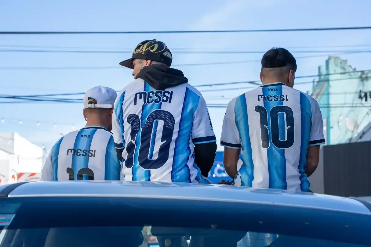 Hinchas sampedrinos piden a la Municipalidad una pantalla para ver la final del Mundial. PH: @guillermoacosta_dg
