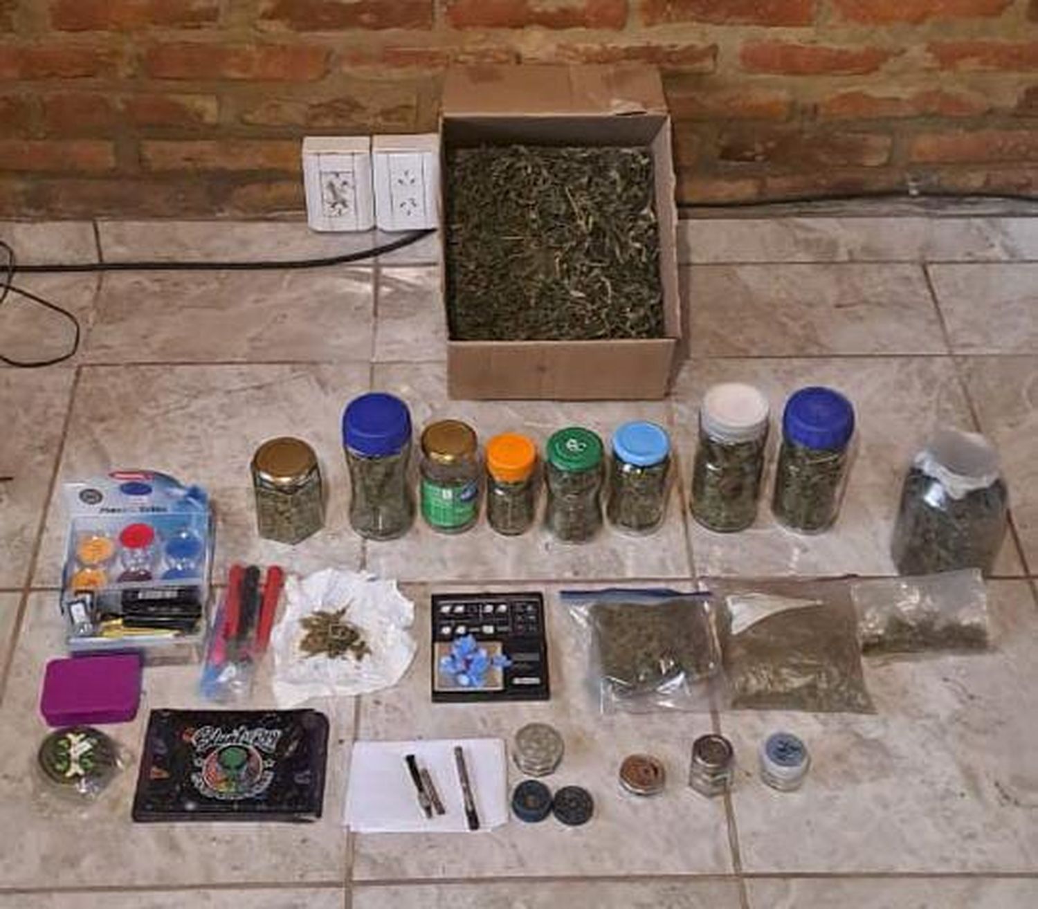 Parte de los estupefacientes incautados en los allanamientos.
