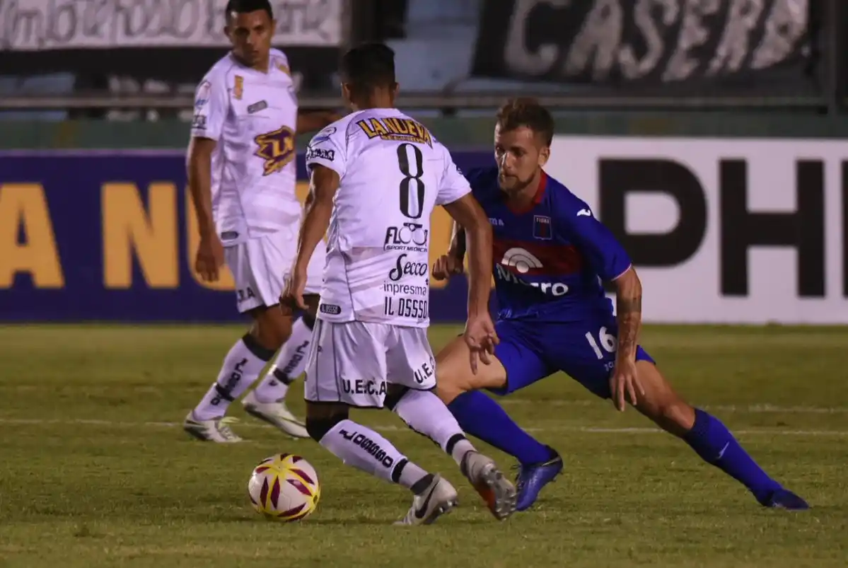 Estudiantes de Caseros dio el golpe ante Tigre