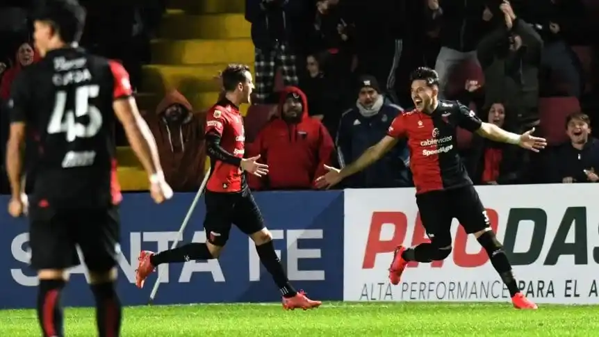 Colón festejó ante Vélez en un partido con polémicas y un penal atajado