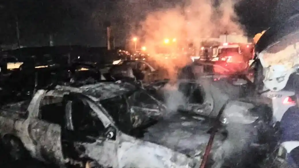 Incendio destruyó diez móviles policiales en el barrio Las Lilas