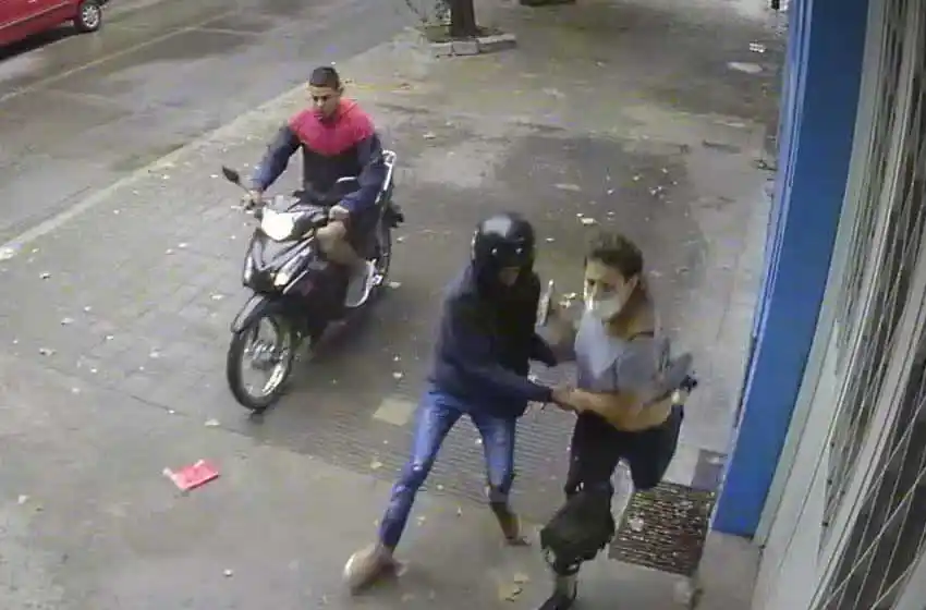 Video: motochorros arrastraron por el piso a una joven para robarle la cartera