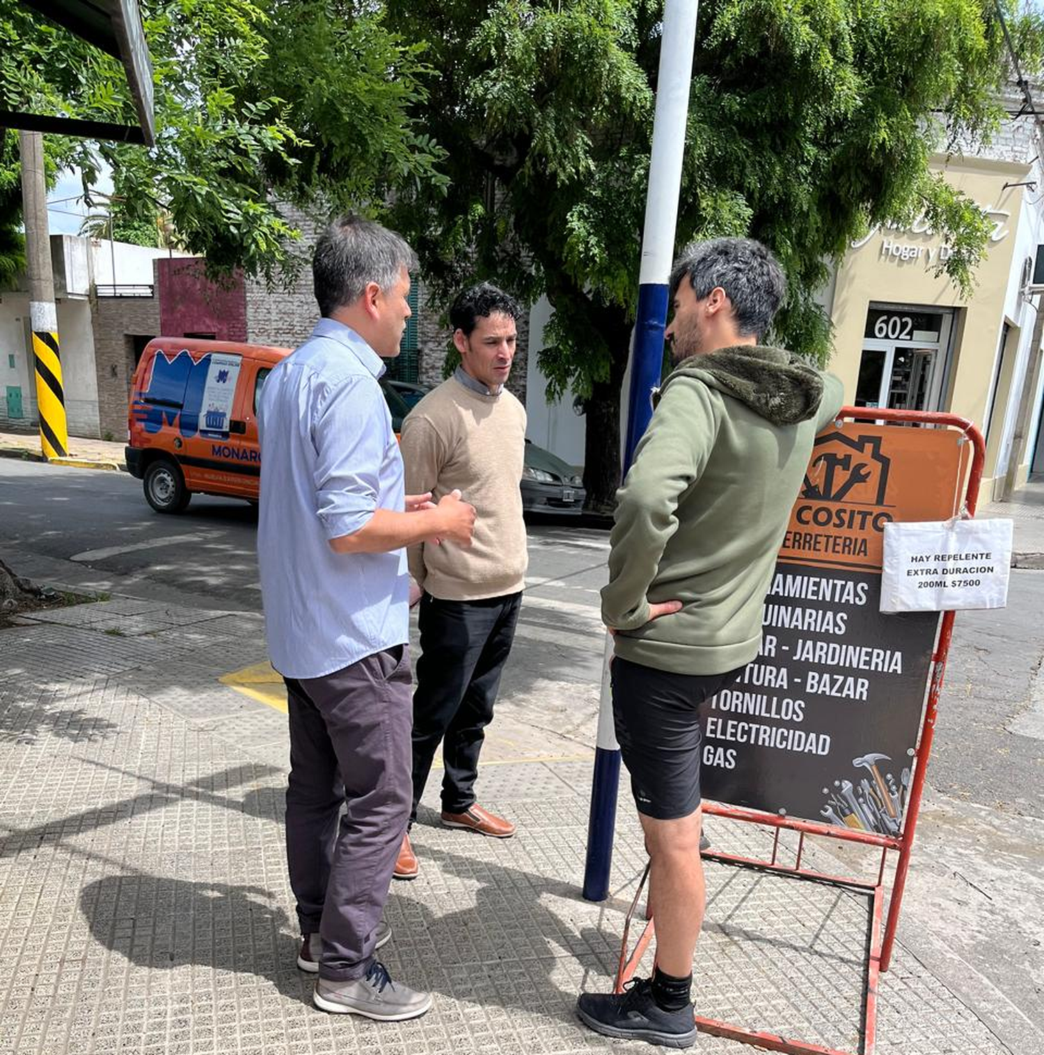 De izquierda a derecha, Adrián Rodríguez y Santiago Lhomy dialogando con un vecino.