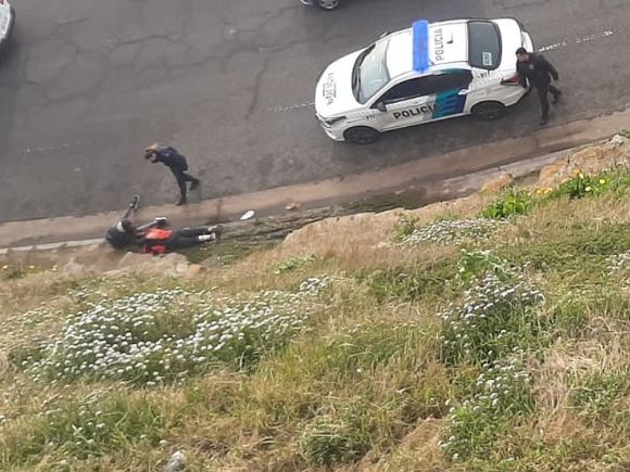 Susto frente al mar: una señora de 63 años terminó herida tras una caída brutal en el Paseo Dávila
