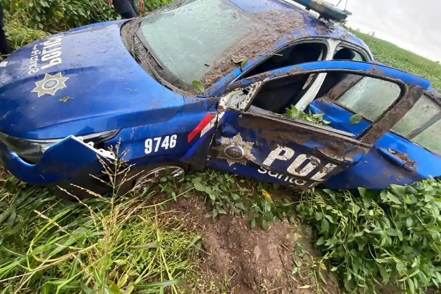Un patrullero policial tumbó en Ruta 70 y terminó dentro de un campo