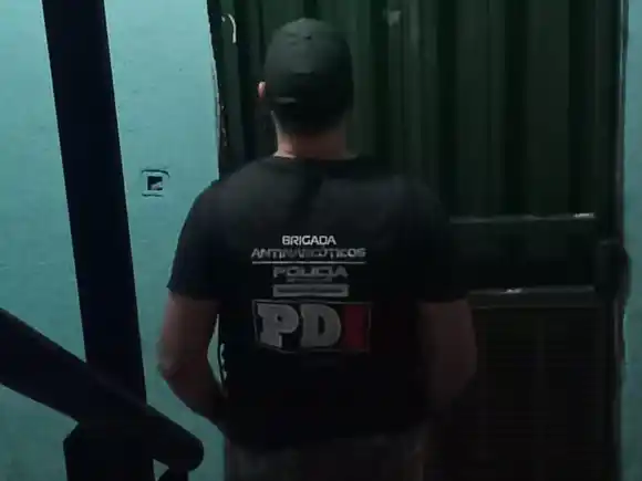 La Policía detuvo en una serie de allanamientos en zona oeste a dos jóvenes y secuestraron más de 200 dosis de drogas