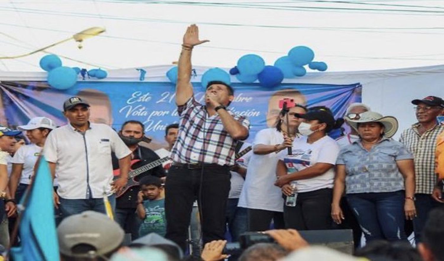 ¡ENTRE FAMILIA PUES! Freddy Superlano dice que la candidata podría ser su esposa