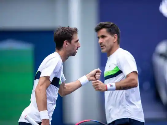 González y Molteni salen a la cancha.