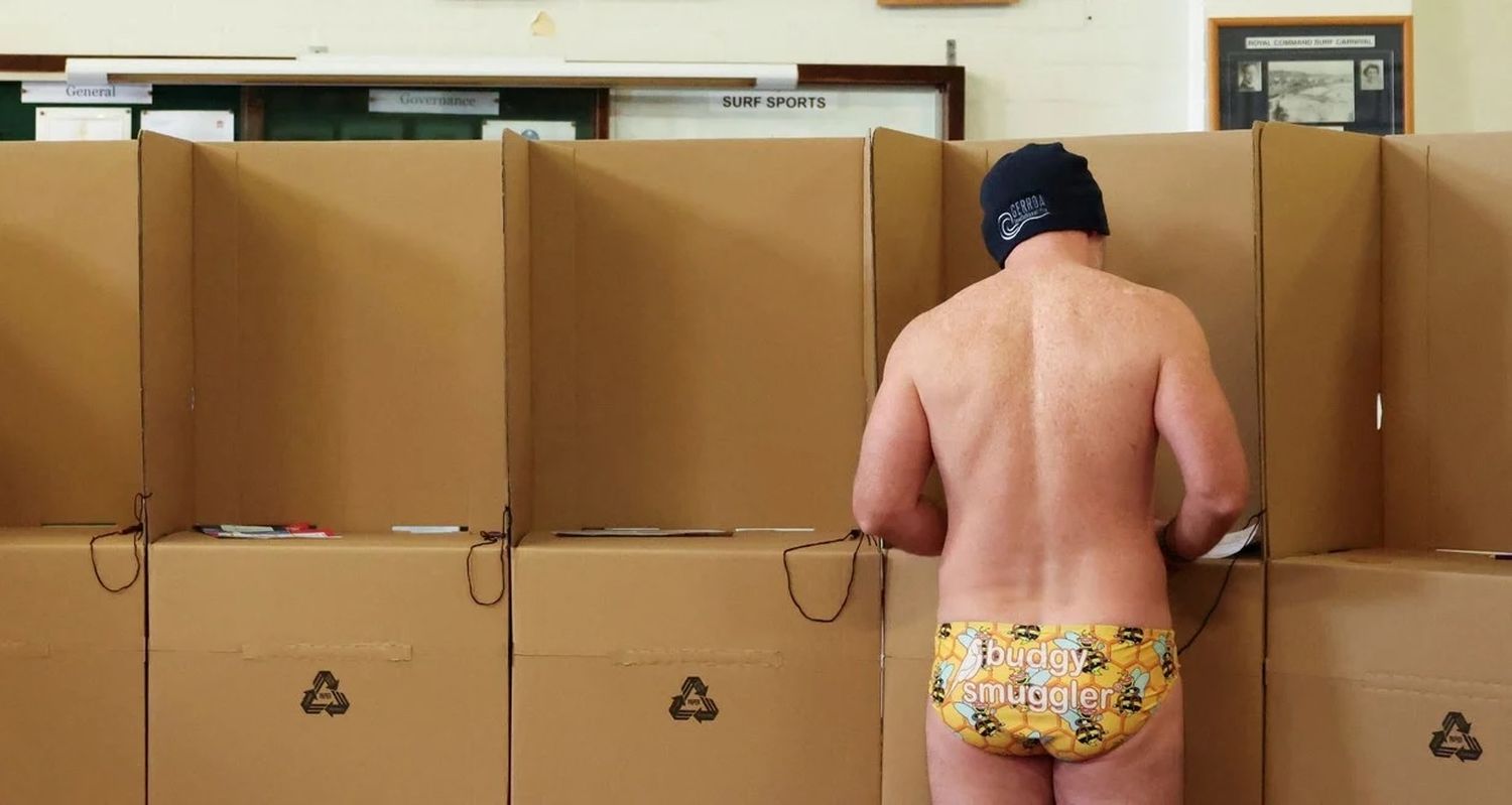 Llaman la atención las imágenes de los votantes en traje de baño, en locales electorales de la playa.