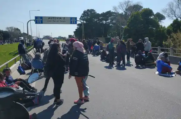 Organizaciones sociales cortan la Ruta 2 en reclamo de mejoras para sectores vulnerables