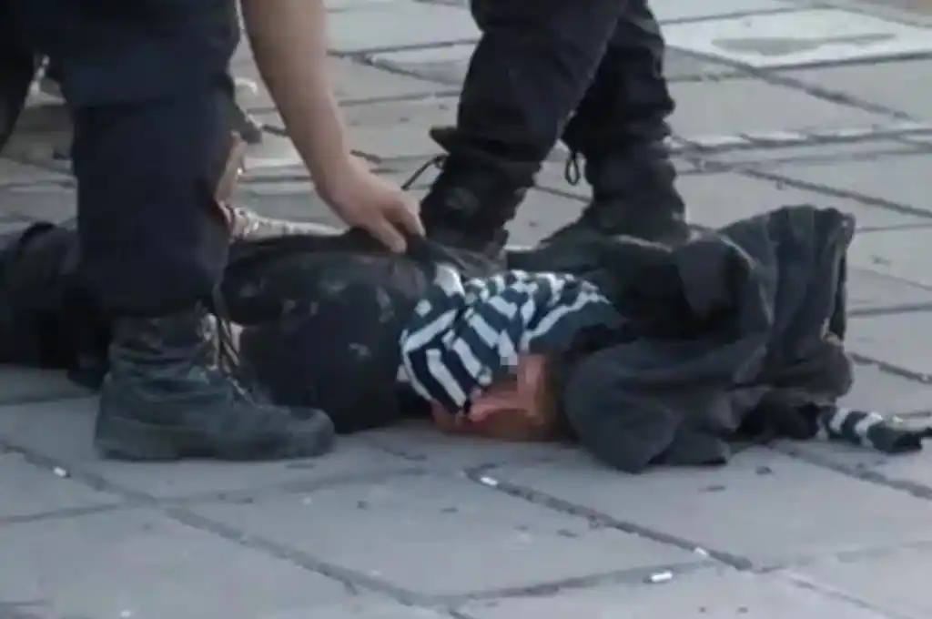 Policías que patrullaban la zona lograron detener a un sujeto en calle Cafferata entre Córdoba y Santa Fe.