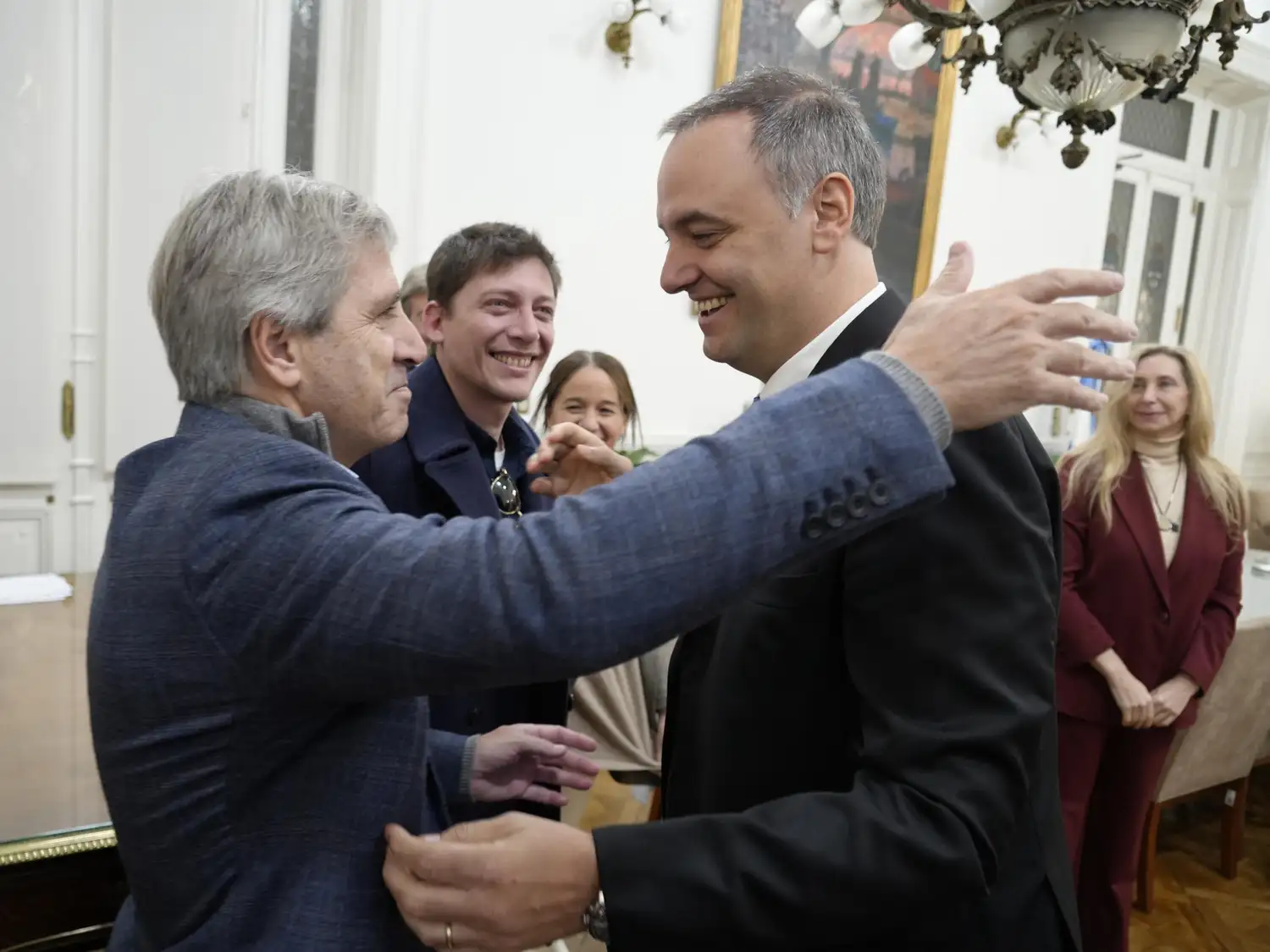 Abrazos y sonrisas. Todos los funcionarios fueron a bancar a Adorni.