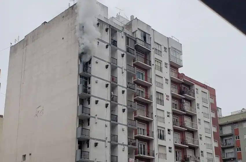 Se declaró un incendio en un edificio del centro
