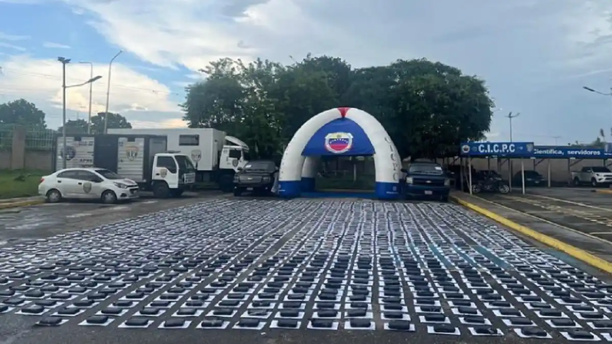 ¡ÉL SOLITO! Agarran a hombre que llevaba 1.192 panelas de drogas en Carabobo