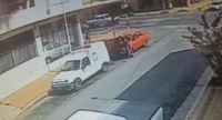 Realizó una imprudente maniobra para robar un auto que estaba estacionado y quedó registrado en las cámaras