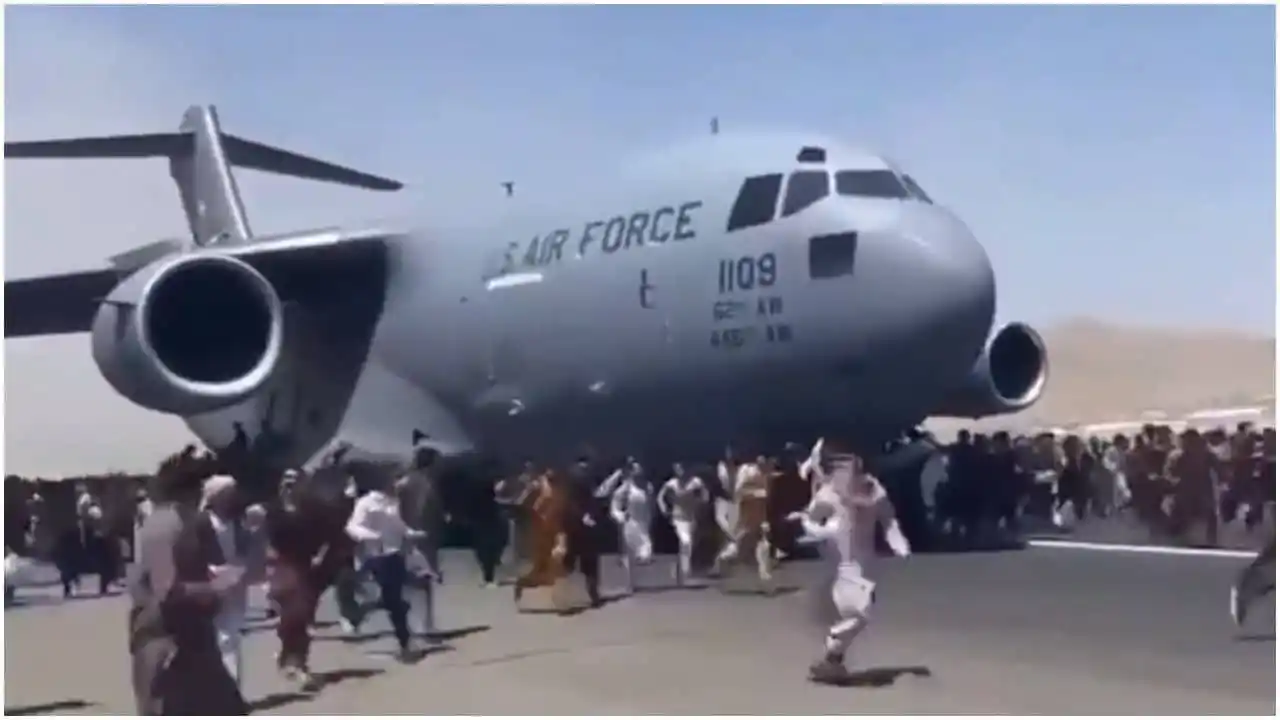 El video que mostraba a un avión despegando entre la gente fue una de las postales del aeropuerto de Kabul.