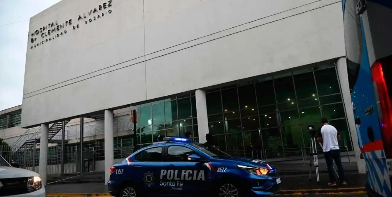 El hospital rosarino con custodia policial tras el ataque nocturno. Foto: Marcelo Manera