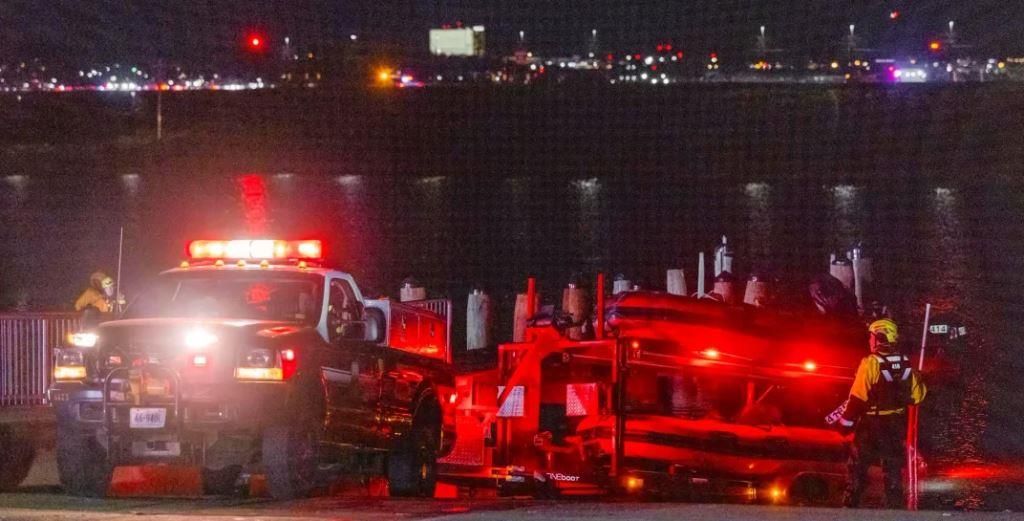 Tragedia aérea en Washington: un avión y un helicóptero chocaron en el aire y cayeron al río Potomac