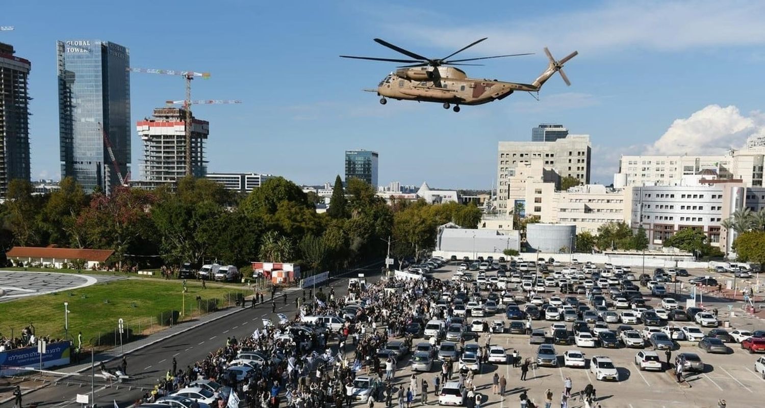 Un helicóptero transportando a rehenes liberados llegando al centro médico, en Petah Tikva, Israel.