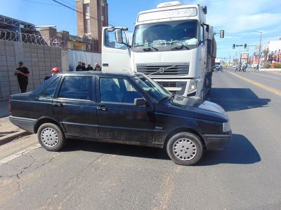 Fuerte choque entre un camión y un automóvil en Venado Tuerto