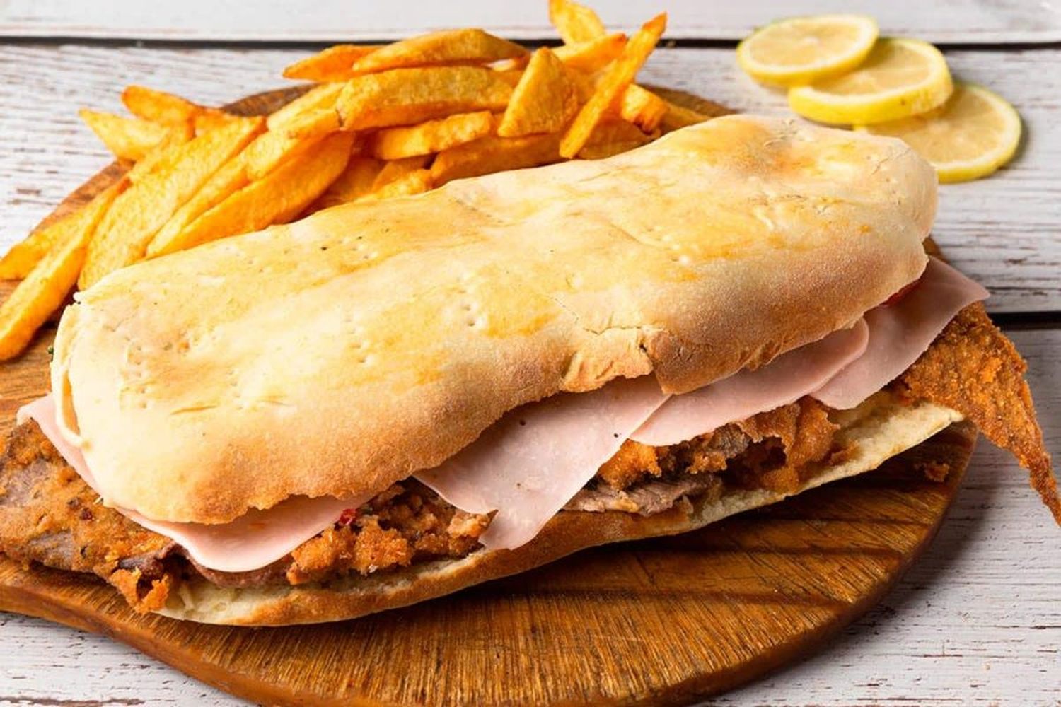 Sándwich de milanesa completo con papas fritas, un clásico de la gastronomía argentina