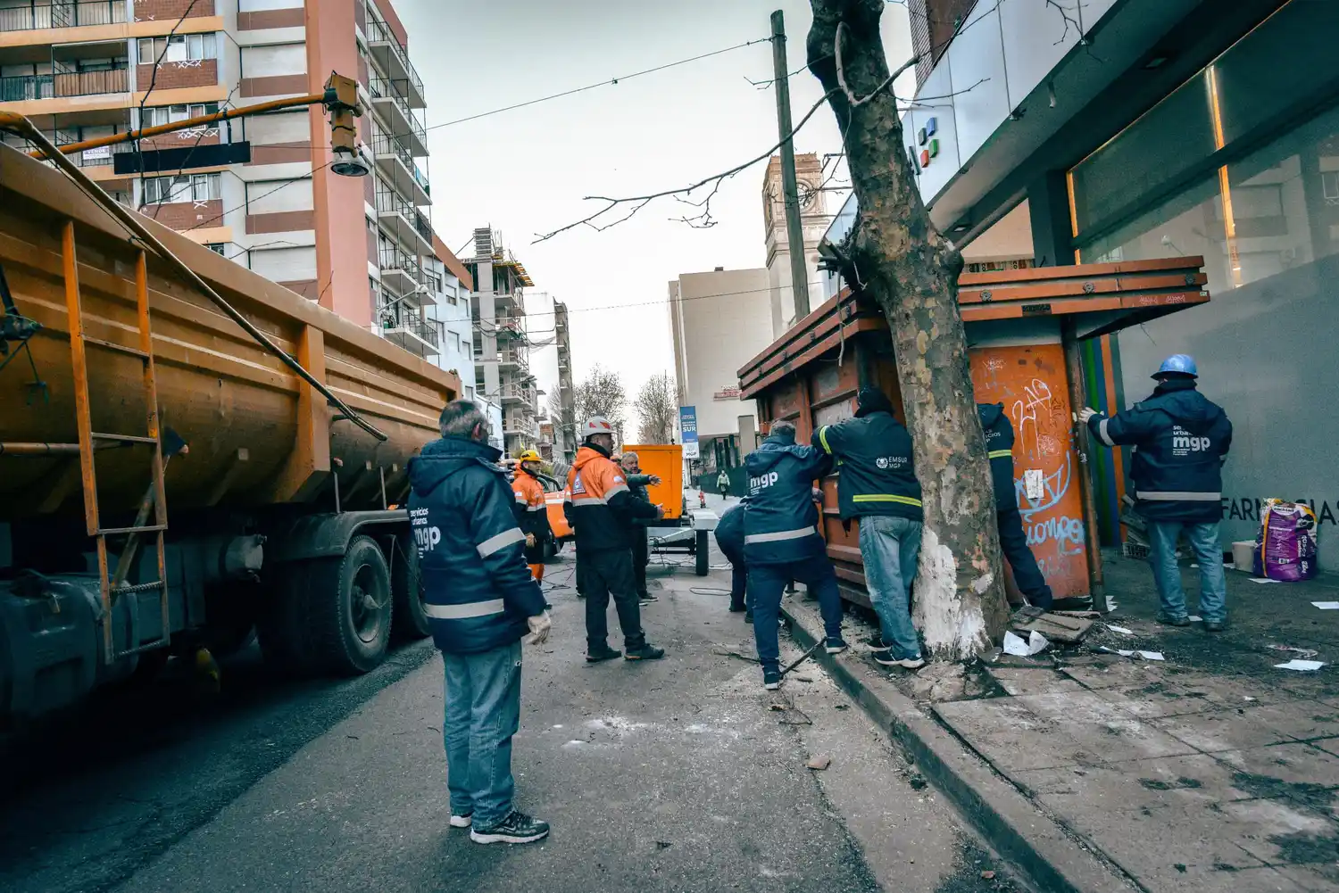 46 kioscos y puestos de diarios fueron retirados de diferentes puntos de la ciudad.