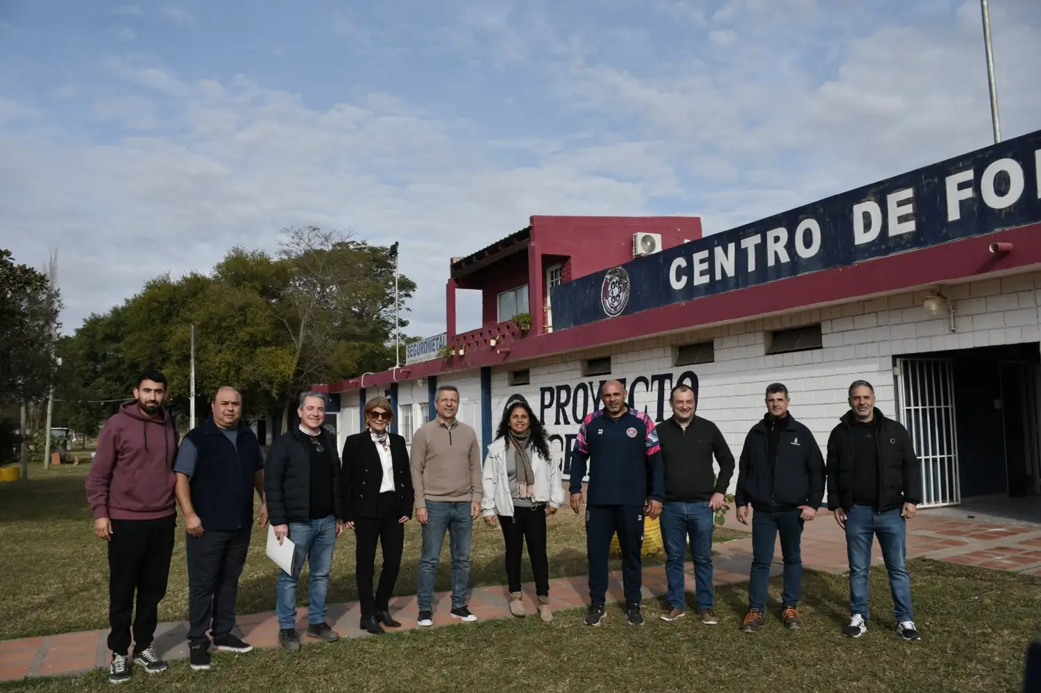 Las autoridades de Emugas y del club junto a Bernarte eh el predio.