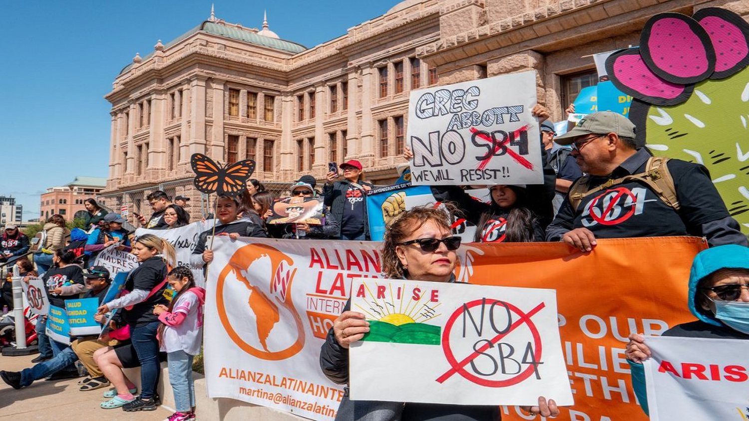 SOLO POR UNOS DÍAS: Tribunal Supremo de EE.UU. extiende bloqueo a la ley que permite expulsión de migrantes en Texas