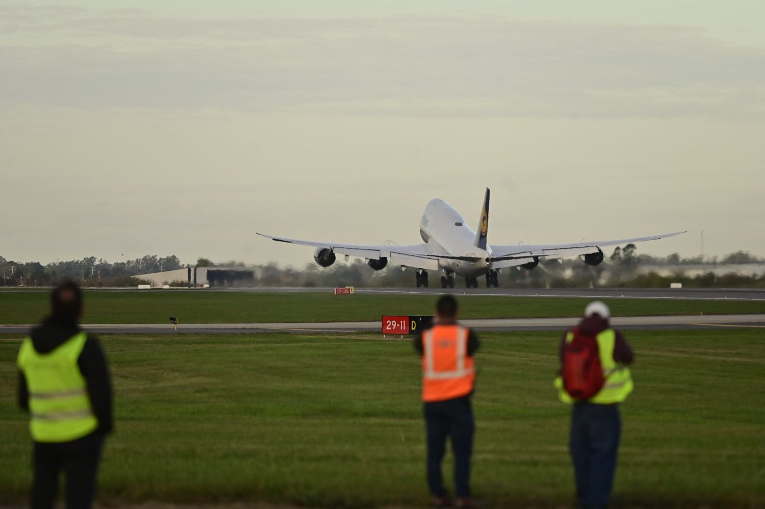 Mujeres en la Aviación: lanzan beca completa para estudiar ingeniería en la Universidad Austral
