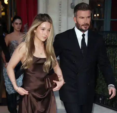 Harper sorprendió con su increíble melena rubia haciendo contraste con su vestido