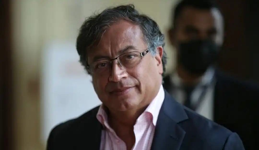 Prófugo ecuatoriano y un creador de trolls son los estrategas de Petro