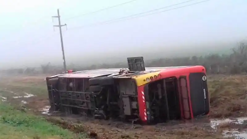 Volcó un colectivo sobre Ruta Nacional 12 a la altura de lGualeguay