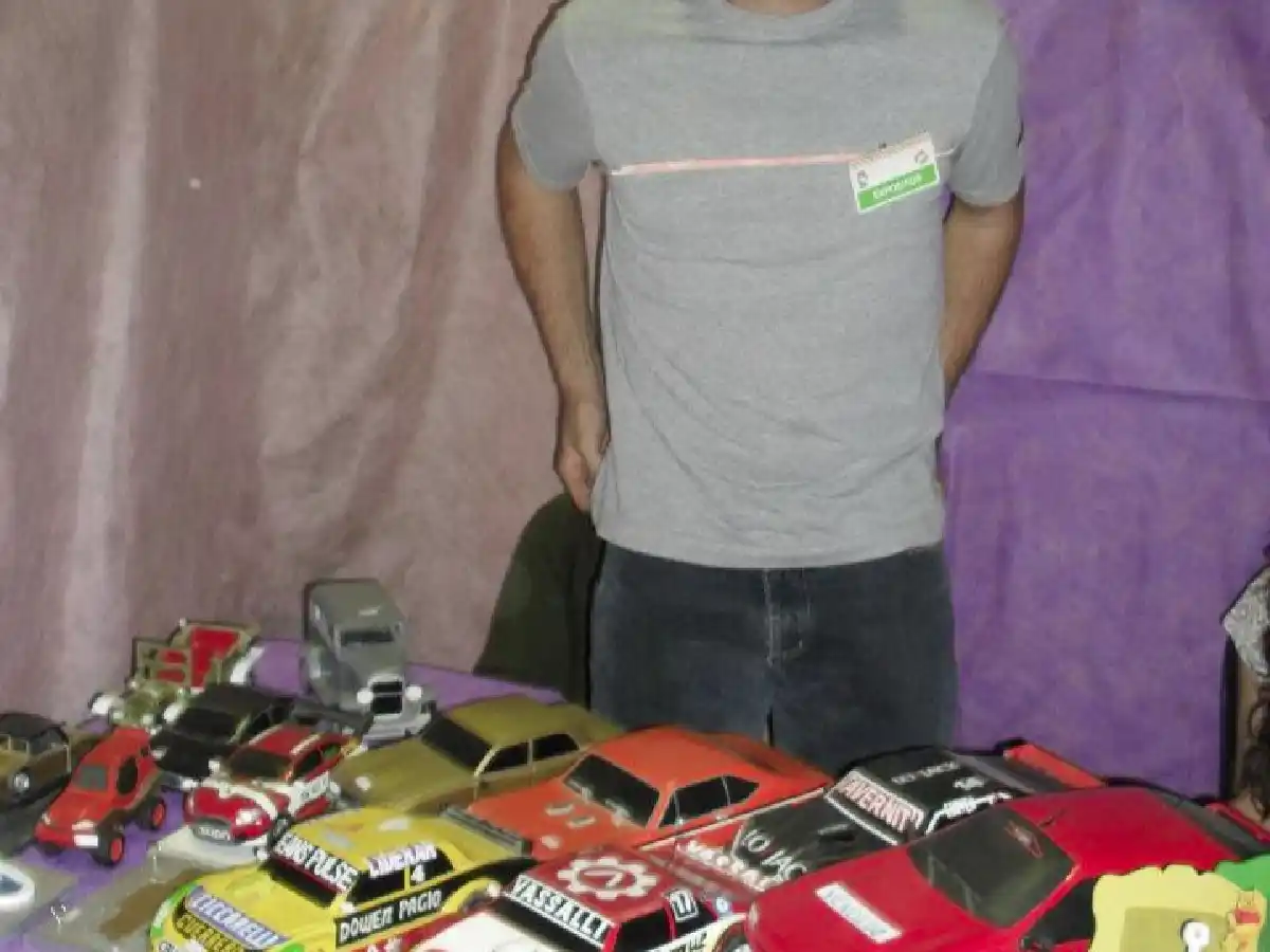 Arroyitense replica autos de madera,  un hobby que se transformó en trabajo