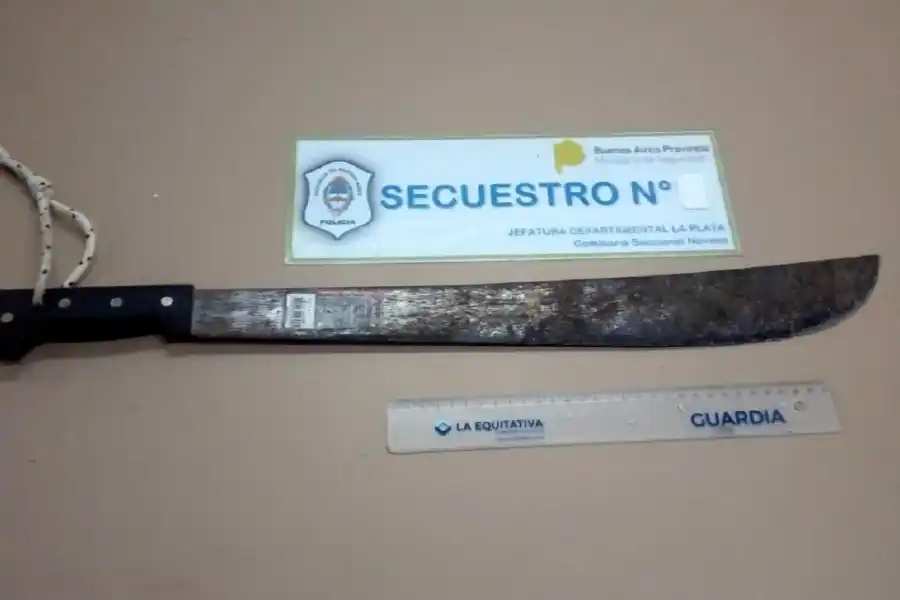 Locura total: amenazó a un motociclista con un machete en una discusión de tránsito