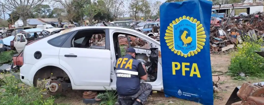 Allanaron un desarmadero en Ruta 14 por una causa que investiga el robo de autos