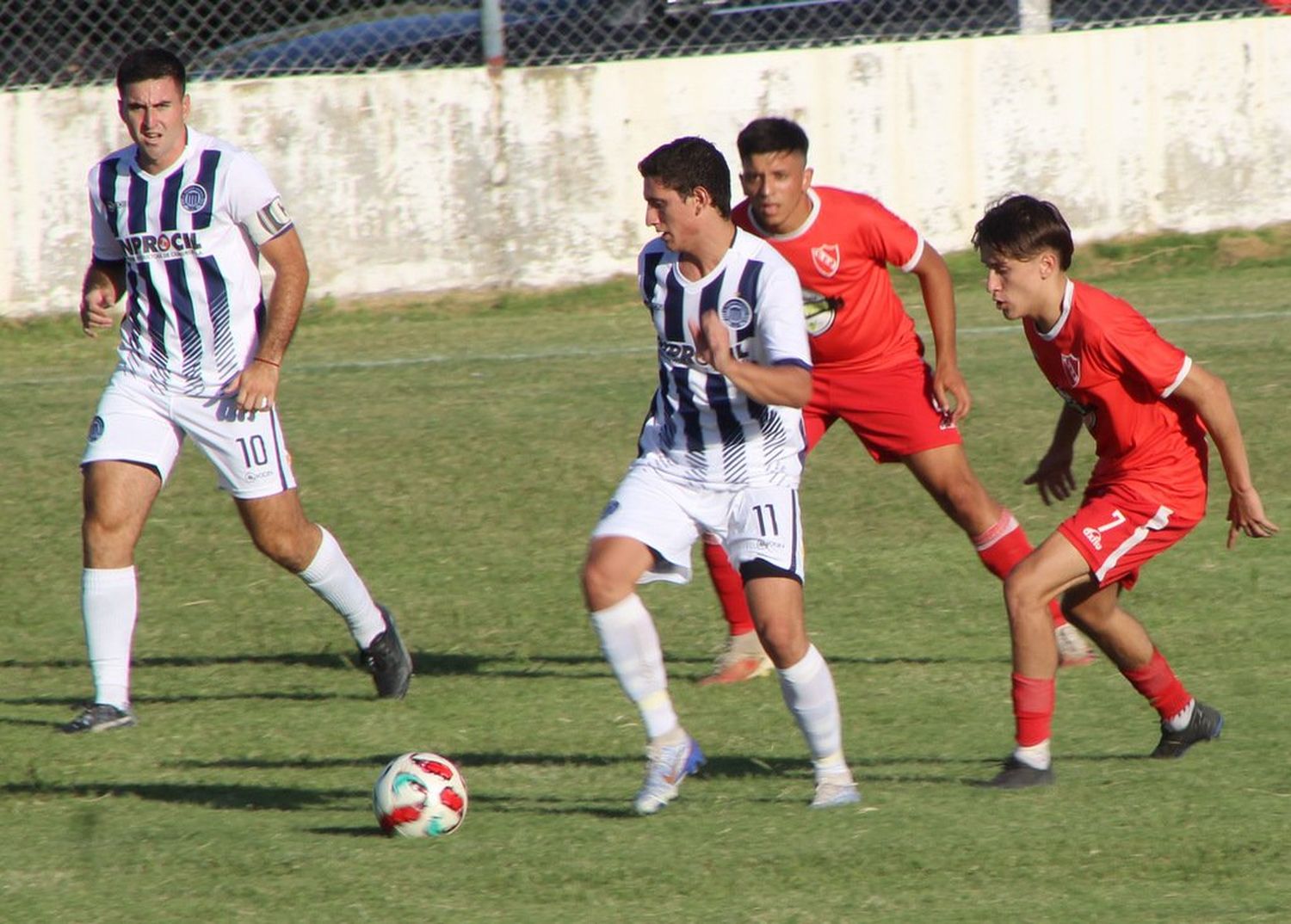 El venidero domingo juegan River-Boca a partir de las 17,00, por tal motivo, el cotejo entre Sociedad Sportiva y Sarmiento de Gualeguaychú se disputará el sábado a partir de las18,00 en el estadio "Hermanos Romasanta". El "millo" se juega la clasificación y no es poco.