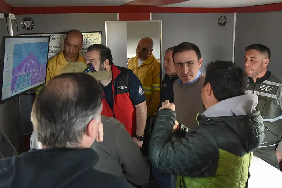 Personal de bomberos supervisando las tareas en Capilla del Monte