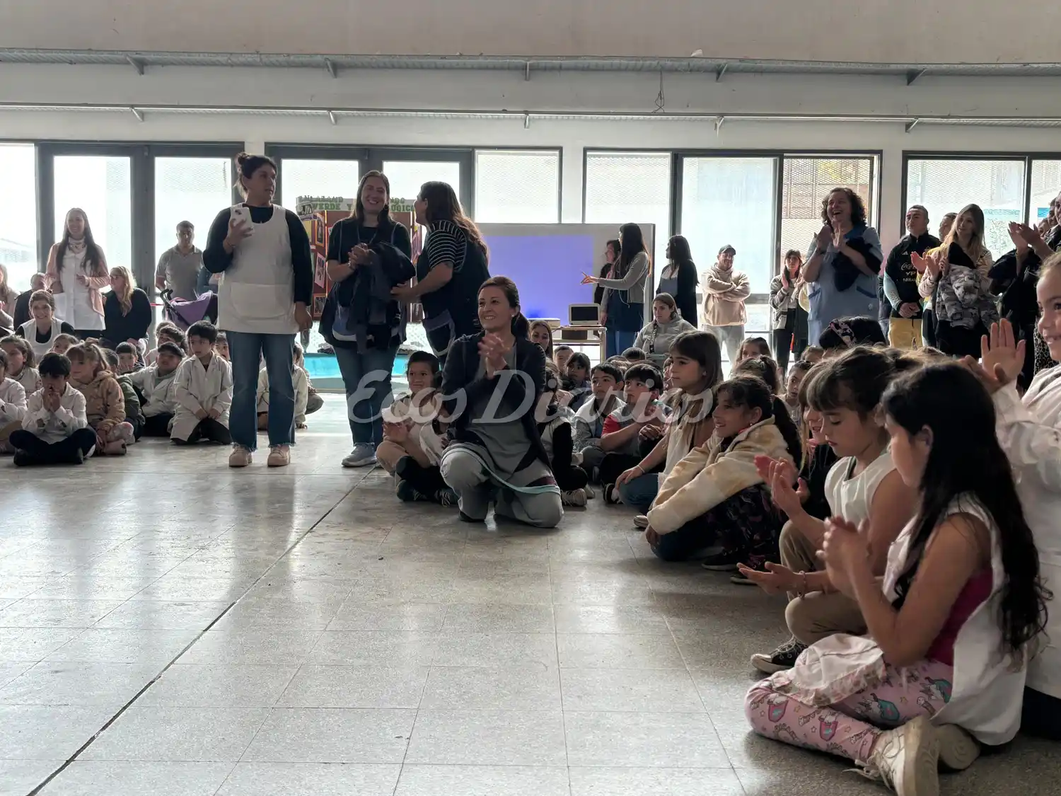 Con el acompañamiento de docentes y directivos.