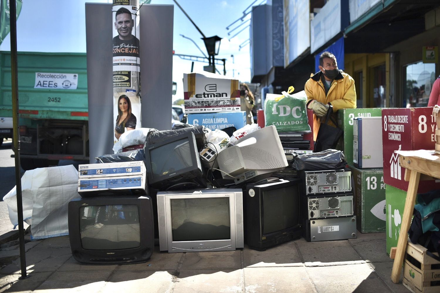 En la Plaza de las Banderas sigue la campaña de recolección de aparatos eléctricos y electrónicos