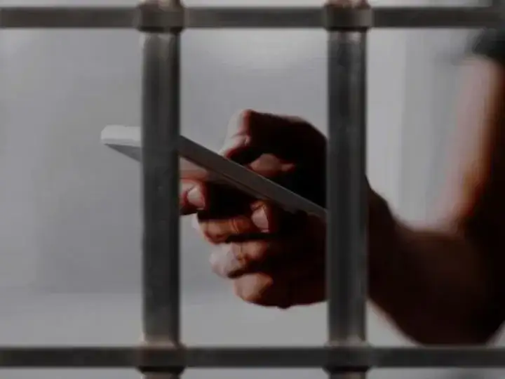 Una fiscal quiere regular el uso de celulares en las cárceles.